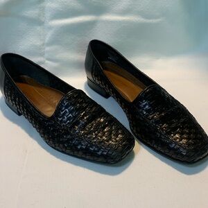 7.5M Black 1/2 inch heel shoes by Naturalizer. Weave pattern.